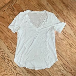 Lululemon White V Neck Shirt size 6 Short Sleeve Shirt